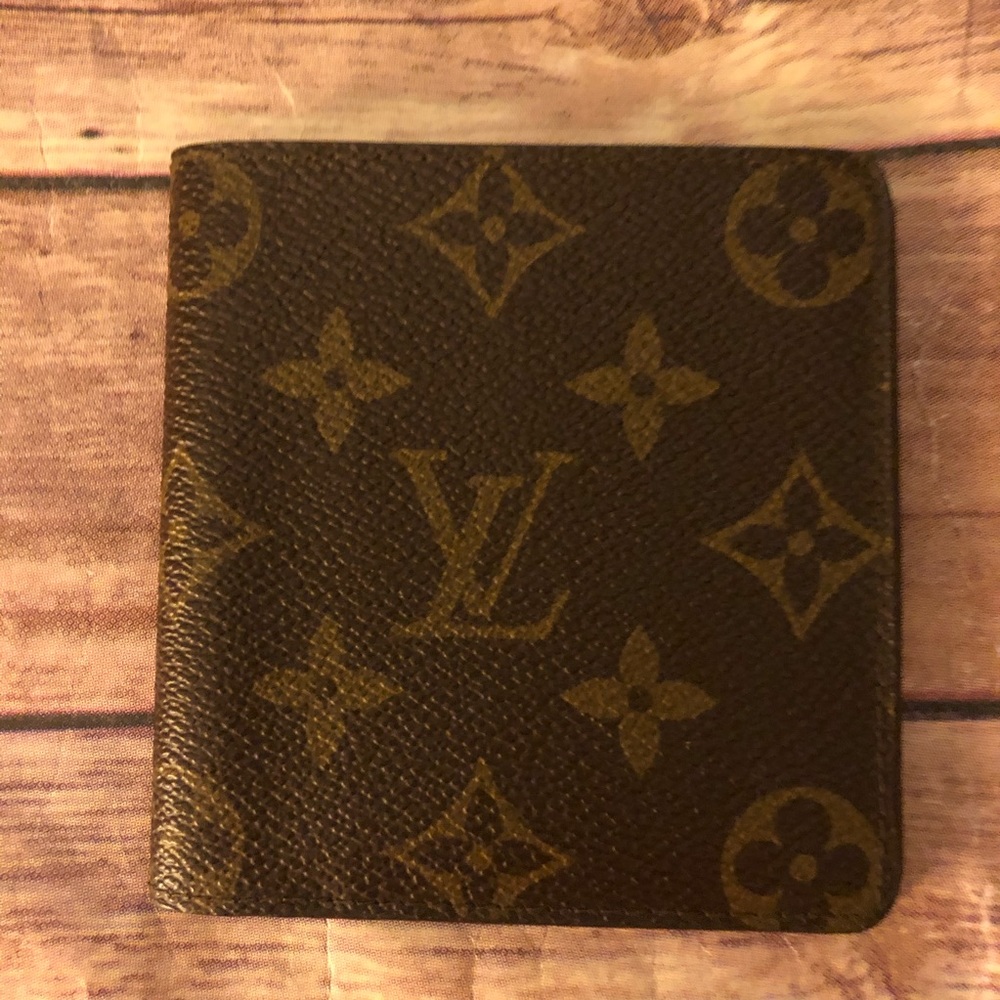 Louis Vuitton monogram unisex bifold wallet